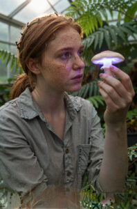 拿着亮蘑菇的女人